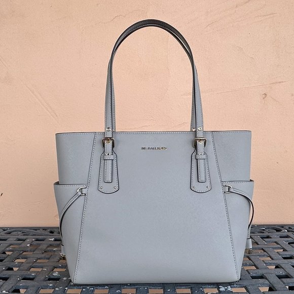 Michael Kors Voyager Drawstring Tote Bag Pearl Grey + Double Zip Wallet MK Gold - Picture 5 of 16